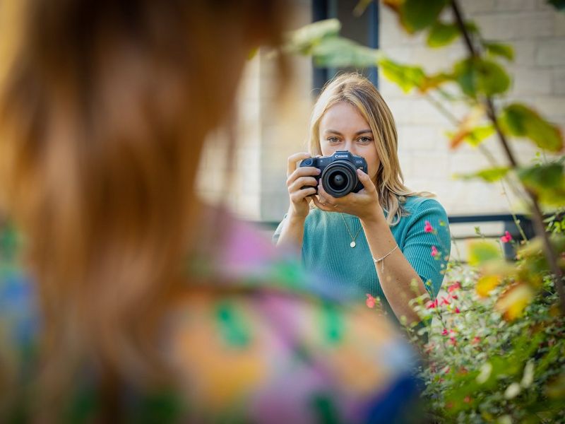 EOS R8