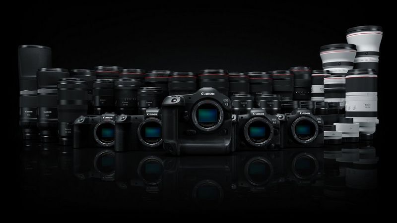 Een rij met Canon EOS R-systeemcamera's voor een rij met RF-objectieven.