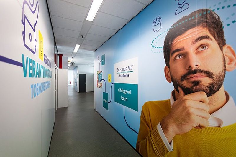 Muuraankleding in de huisstijl van de Erasmus MC Academie