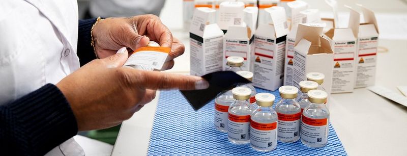 Compliant door geautomatiseerde etiket- en bijsluiterproductie