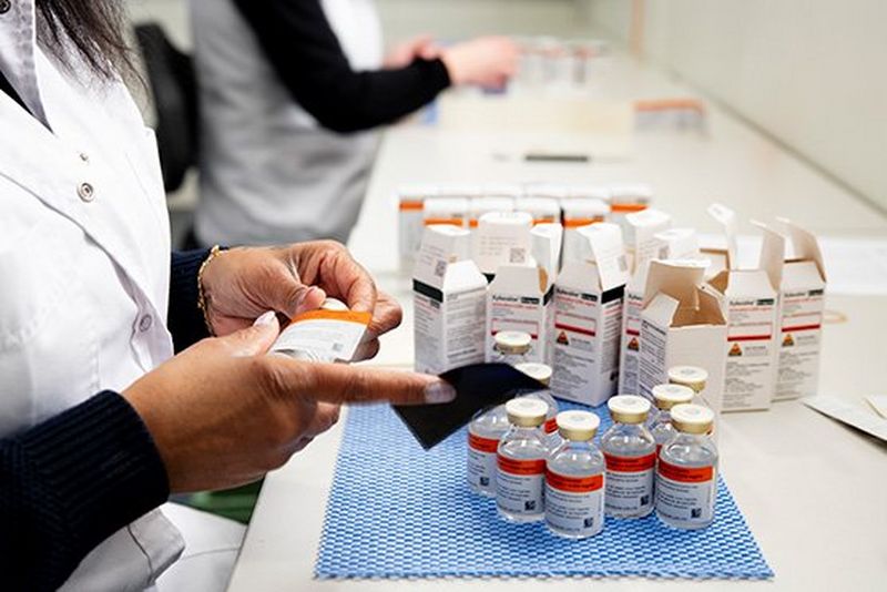 Compliant door geautomatiseerde etiket- en bijsluiterproductie