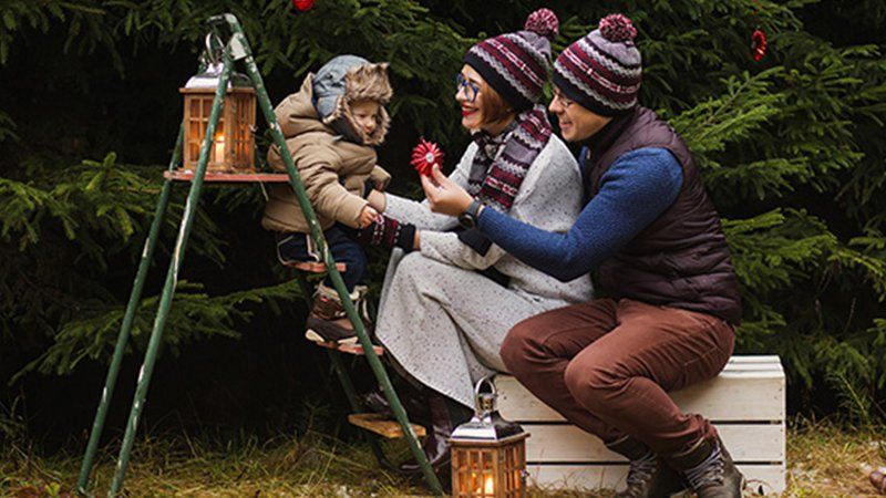 Family decorating outdoor christmas