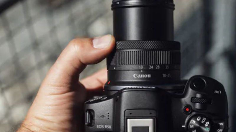 Wyścigówka wśród kompaktów, czyli Canon EOS R50.