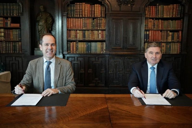 Javier Tabernero, presidente y consejero delegado de Canon España y Portugal junto a David Tornos, secretario general de Foment del Treball firman el acuerdo de colaboración entre ambas organizaciones.
