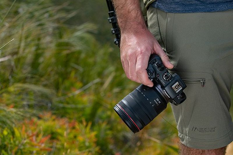 Gergo holding Canon EOS RP