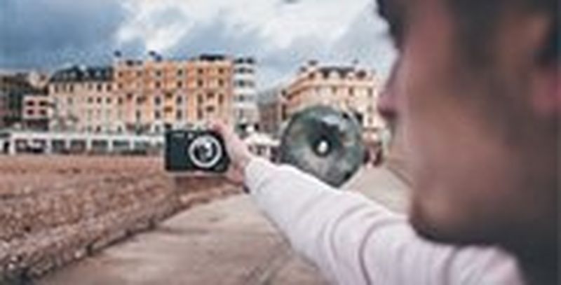 Joel Thorpe taking a selfie with the Zoemini S on Brighton beachfront.