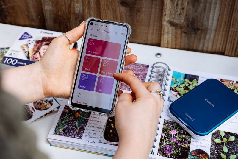 Ruce drží chytrý telefon, na němž se zobrazují možnosti návrhu v aplikaci Canon Mini Print.