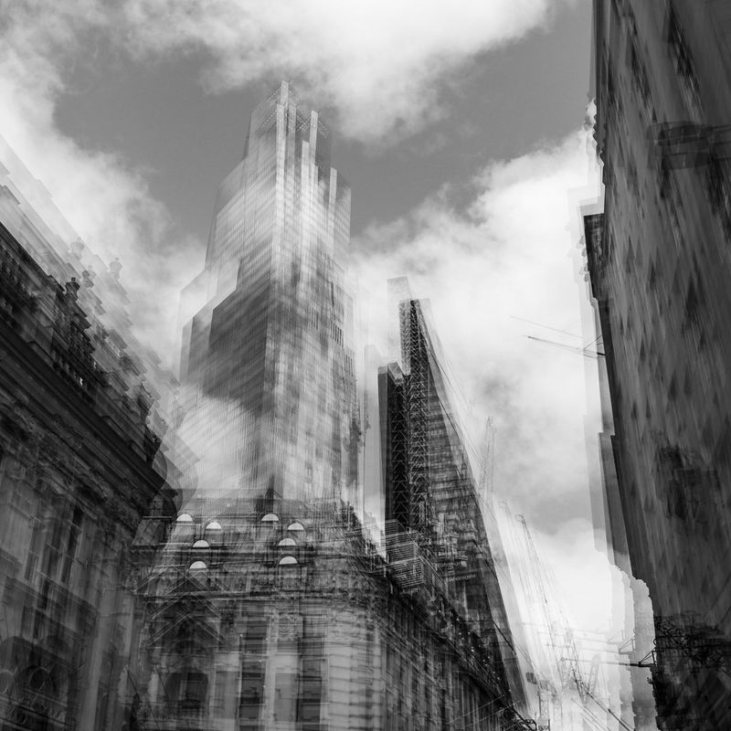 Черно-белая мультиэкспозиция небоскреба.