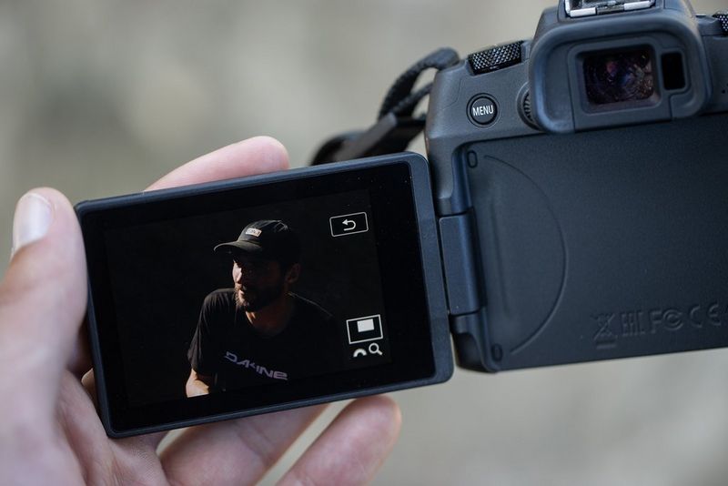 Slika postave v temni senci na vrtljivem zaslonu fotoaparata Canon EOS RP.