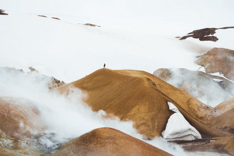 Planinski lanac Kerlingarfjöll početkom ljeta. U daljini se može vidjeti čovjek s ruksakom.
