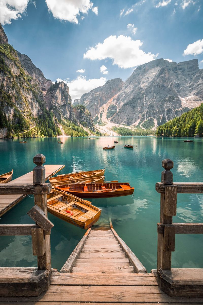 Kleine boten op Lago di Braies in Zuid-Tirol (Italië). De foto is bewerkt om de intensiteit van de kleuren te verhogen.