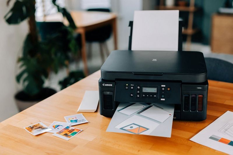 Een Canon PIXMA G6050-printer print een foto van een logo.