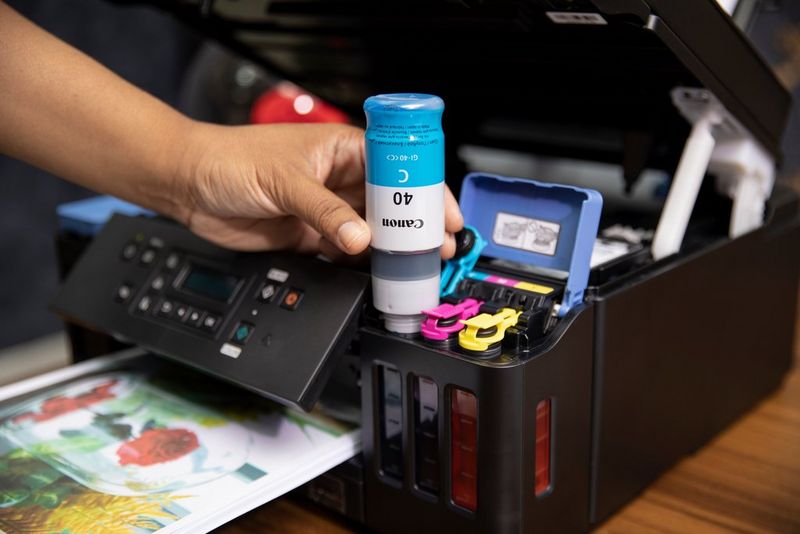 Пополнение емкости с черными чернилами на принтере Canon PIXMA G6040.