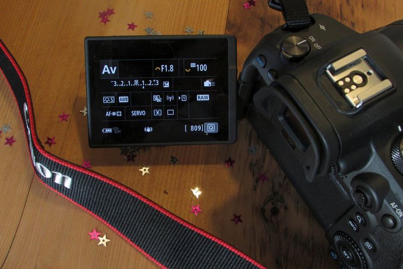 The LCD screen of the Canon EOS R6, showing the settings in Aperture Priority mode. 