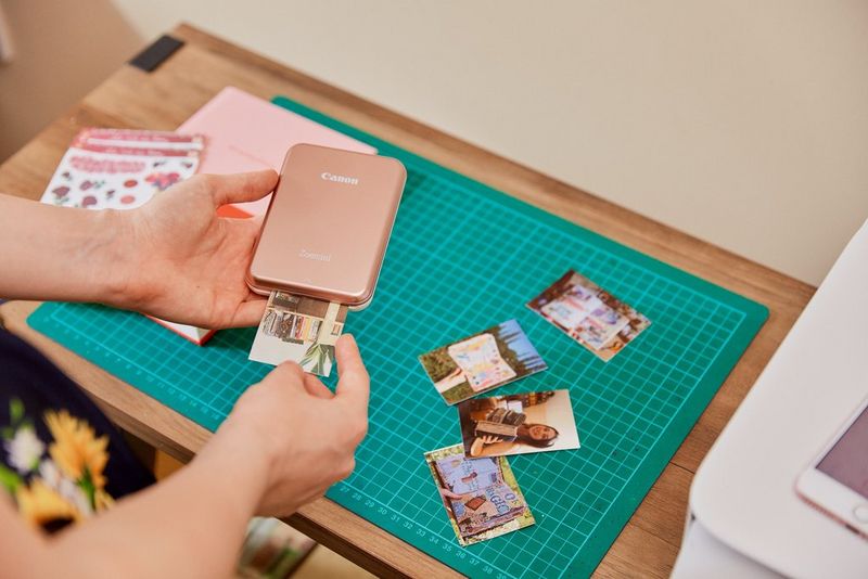 Osoba drži Zoemini tvrtke Canon dok ispisuje slike.