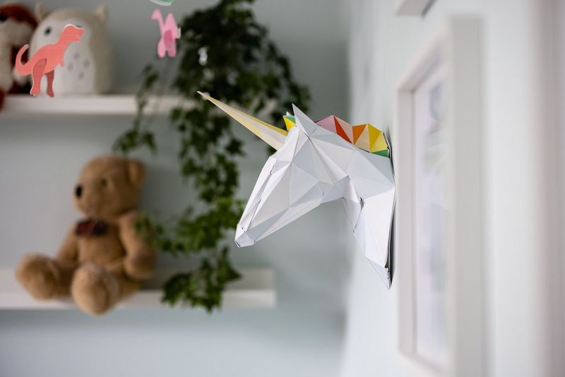 Бумажная скульптура единорога для стены детской комнаты.