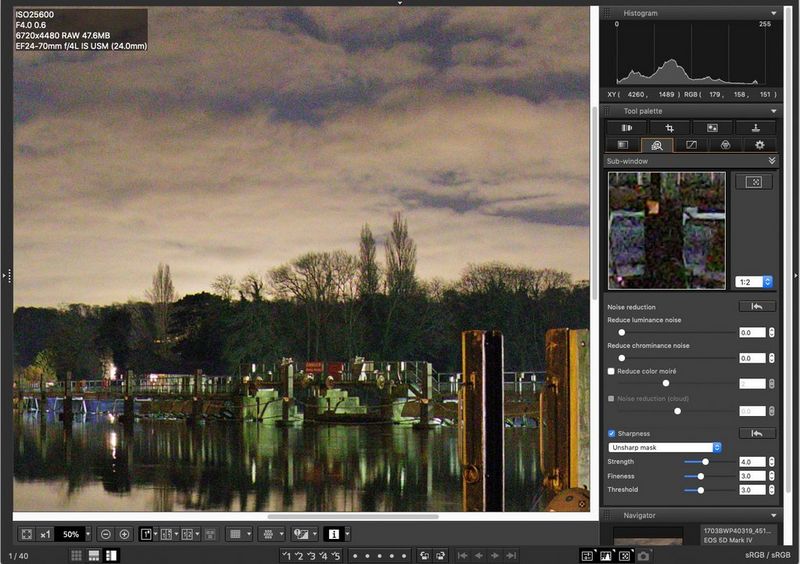 צילום מסך של תוכנת DPP של Canon, שמציג פרטים של תמונה של גדת נהר בשעת בין ערביים כשאפשר להבחין ברעש תמונה בעננים שמופיע בחלו הפרטים של DPP.