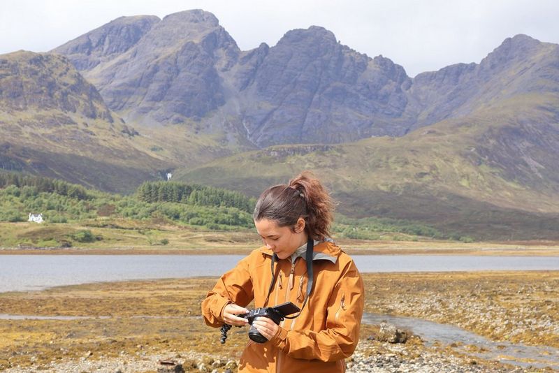 تستعد مدوِّنة مقاطع الفيديو والمؤثرة نيف ماكينون بكاميرا EOS R50 V من Canon لتصوير المناظر الطبيعية في جزيرة سكاي.
