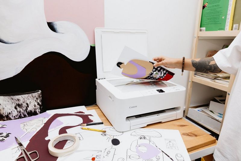 Collagekunstenaar Beth Fraser plaatst een van haar werken op de glasplaat van een multifunctionele Canon PIXMA-printer.