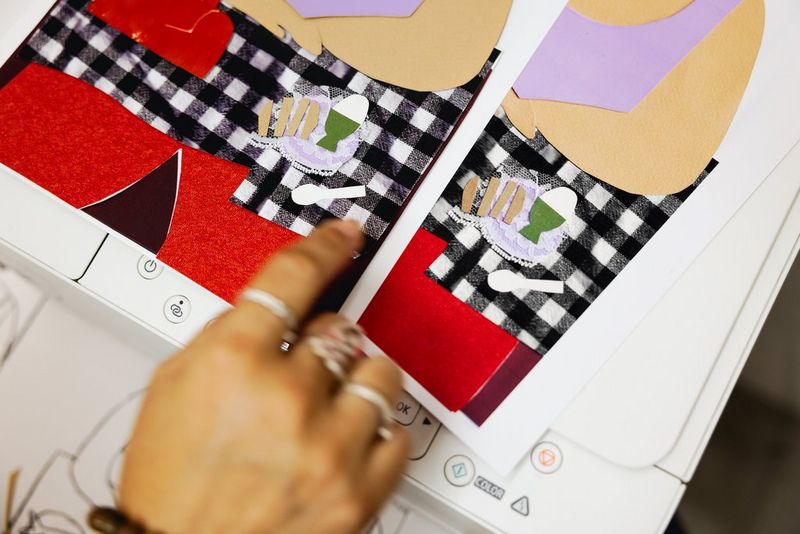 Collagekunstenaar Beth Fraser houdt haar vinger op een print van een van haar werken, geproduceerd met een multifunctionele Canon PIXMA-printer, die boven op het origineel ligt of andersom. De twee zijn niet te onderscheiden van elkaar.
