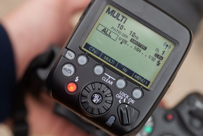 Un flash Speedlite impostato sulla modalità Multipla.