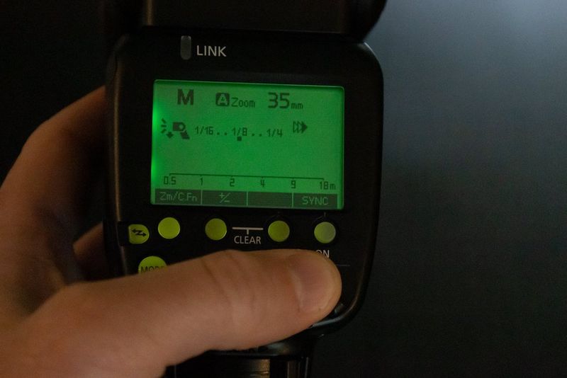 Un flash Speedlite che viene impostato su un'esposizione di un secondo.