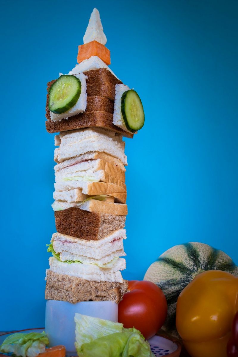 Een beeld van de Big Ben-klokkentoren in Londen, gemaakt van brood, kaas en komkommer.