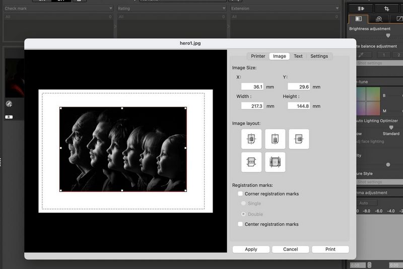 Slika vrste črno-belih obrazov v profilu, ki spreminja velikost in se tiska s Canonovim programom DPP.