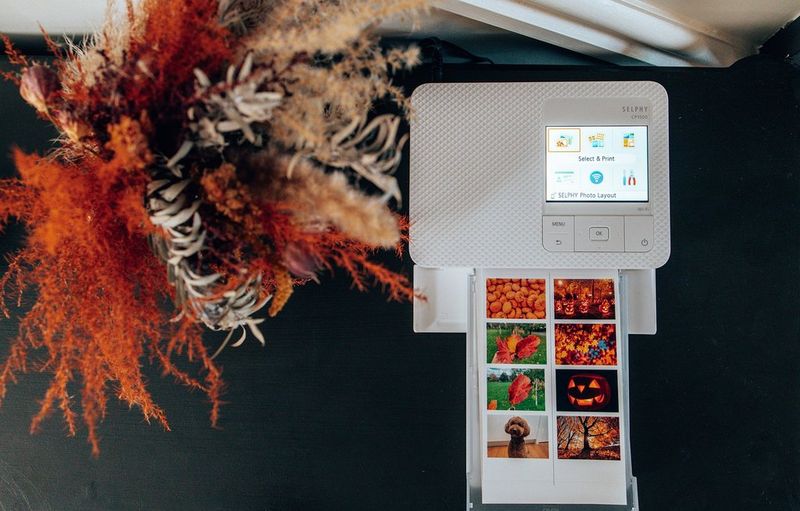 List s slikami na temo jeseni, ki prihajajo iz kompaktnega tiskalnika Canon.