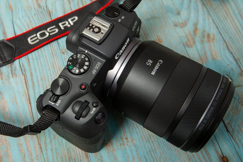 Een Canon EOS RP-camera met een  85mm-lens.