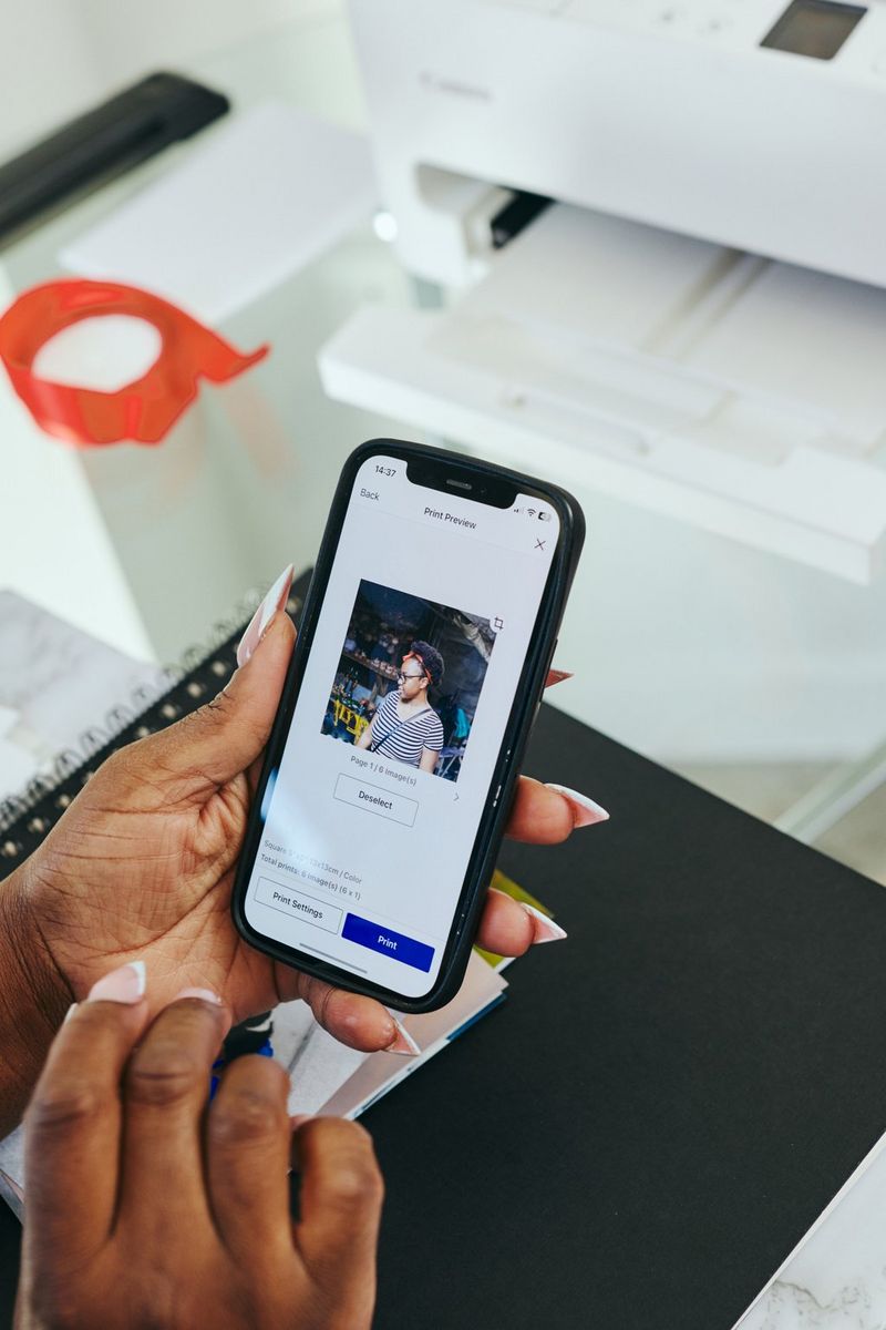 Een portretfoto wordt geprint op een Canon PIXMA-printer via de Canon PRINT-app op een smartphone.