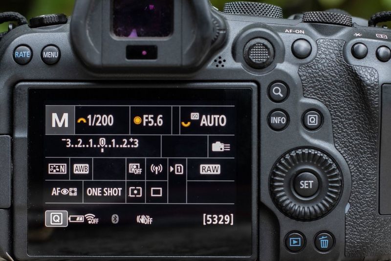 Il touchscreen di Canon EOS R6 che mostra le impostazioni di modalità Manuale.