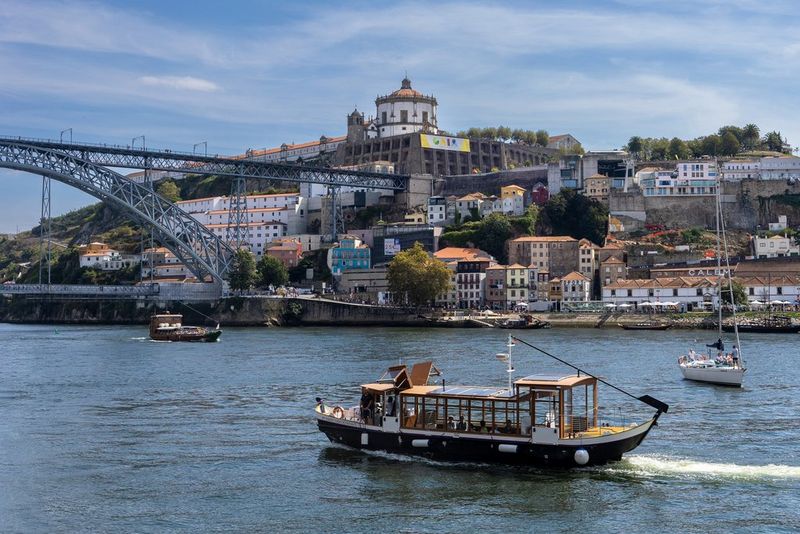 Una barca naviga a mezzogiorno sul fiume Duero a Porto, Portogallo. Scatto realizzato con Canon EOS R e obiettivo Canon RF 24-105mm F4-7.1 Macro IS STM.