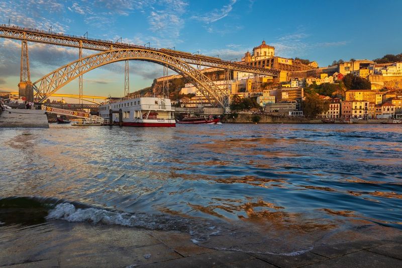 Il sole tramonta sul fiume Duero a Porto, Portogallo. Scatto realizzato con Canon EOS R6 e obiettivo Canon RF 24-105mm F4-7.1 IS STM.