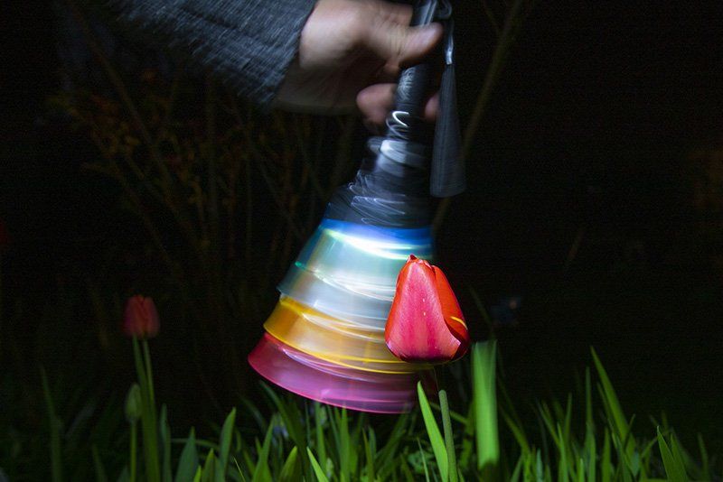 פנס עם כוסות צבעוניות שונות המודבקות לקצהו.