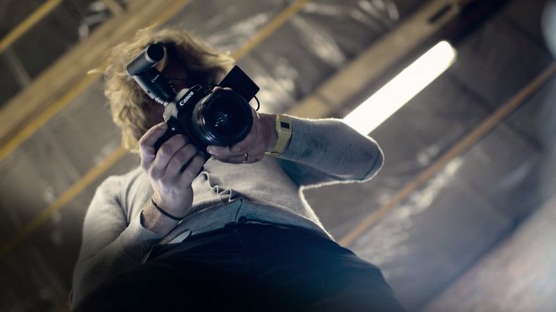 Geoff shooting the video from top with EOS 80D.