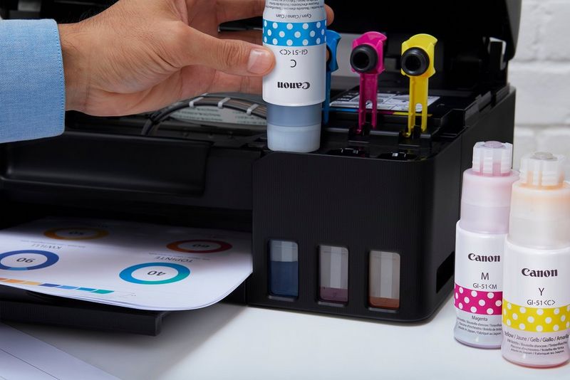 Een Canon PIXMA G3520-printer die wordt bijgevuld met inkt.