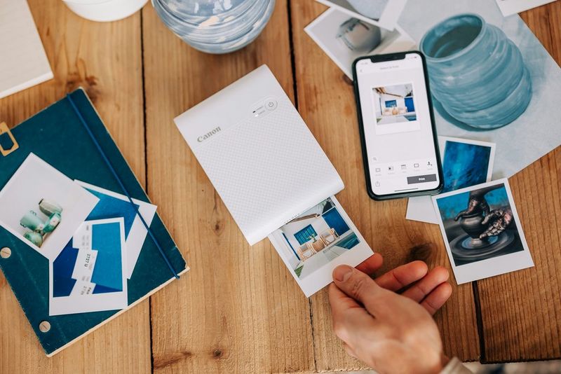 SELPHY Square QX10 tvrtke Canon ispisuje slike za ploču sa slikama s idejama za uređenje doma.