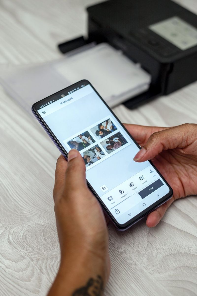 אדם המשתמש באפליקציית SELPHY Photo Layout של Canon בטלפון החכם שלו כדי ליצור קולאז' של ארבע תמונות.