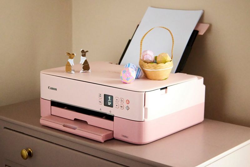 ארנבונים מנייר, ביצי פסחא וסלסלה, כולם נוצרו בעזרת תבניות מ-Creative Park, מונחים על גבי מדפסת Canon PIXMA ורודה.