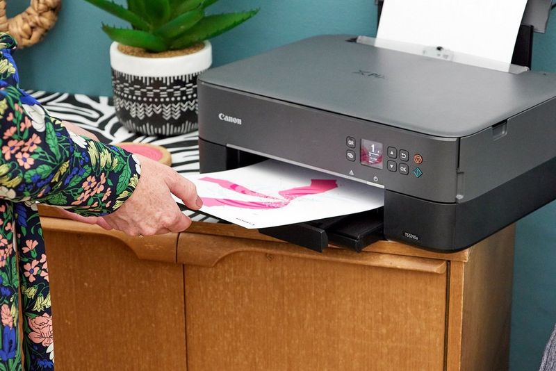 Z tiskárny Canon PIXMA vyjíždí barevná šablona zmrzliny vytištěná ze služby Creative Park společnosti Canon.