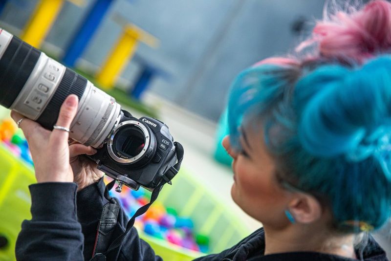 צלמת חיות המחמד קאט רייס מחברת עדשת EF למצלמת Canon EOS R6 שלה באמצעות מתאם תושבת Canon EF-EOS R.