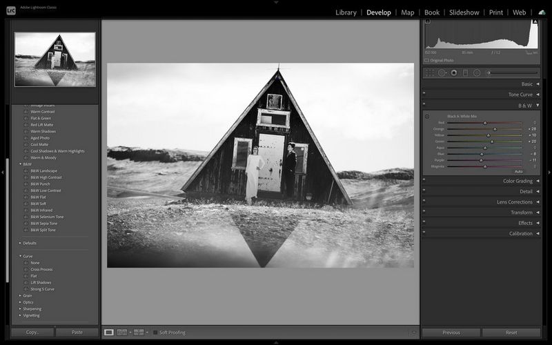 צילום מסך של ®‏Adobe® Lightroom המציג תמונת מונוכרום של זוג טרי מול בקתה משולשת.