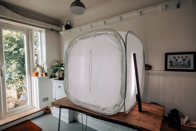 Tenda bianca su un tavolo, con una luce LED su entrambi i lati.