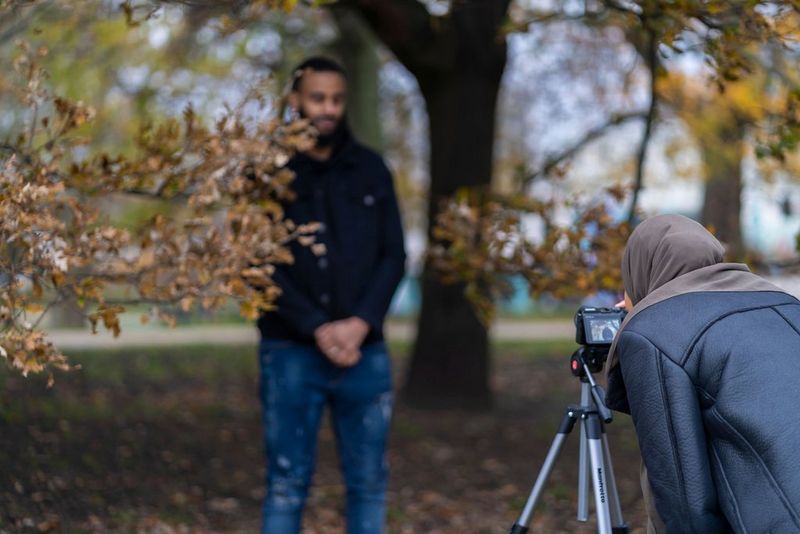 Un cuplu în pădure, surprinşi pe ecranul tactil al unui aparat Canon EOS M6 Mark II fixat pe un trepied.