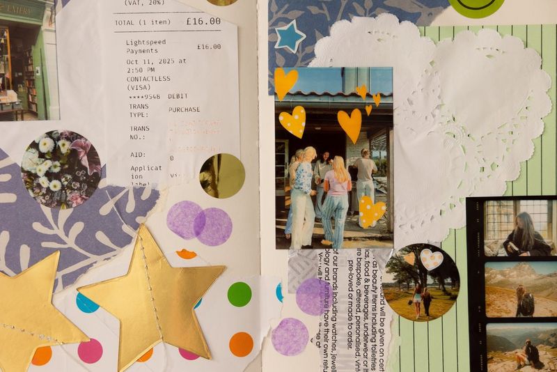 Canon Zoemini 2 yazıcıyla basılmış kişiselleştirilmiş fotoğrafların yanı sıra çeşitli şekiller, nesneler ve renkli desenler içeren bir karma günlük açılımı.