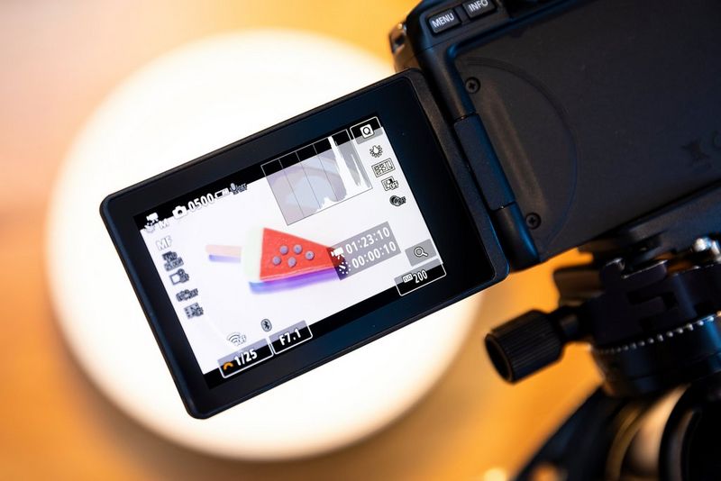 Na dodirnom zaslonu s promjenjivim kutom na fotoaparatu EOS 250D tvrtke Canon s prikazom postavki odabranih za snimanje s ubrzanim protokom vremena.