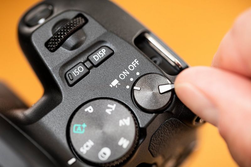 Postavljanje fotoaparata EOS 250D tvrtke Canon u način rada za videozapise.