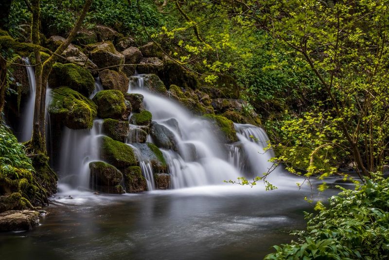 Cascade débordante avec un flou de mouvement.