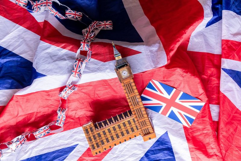 Een papieren model van de Big Ben op de Union Jack-vlag.